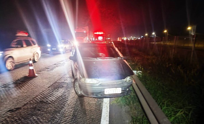 Motorista é preso por embriaguez após bater contra defensa na Dutra, em Resende