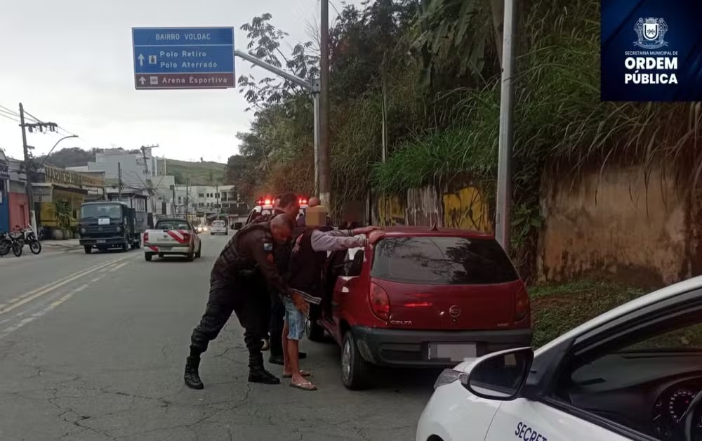 Motorista é preso após dirigir em zigue-zague e ser flagrado embriagado em Volta Redonda