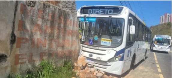 Ônibus colide contra muro após suposta falha mecânica no bairro Três Poços