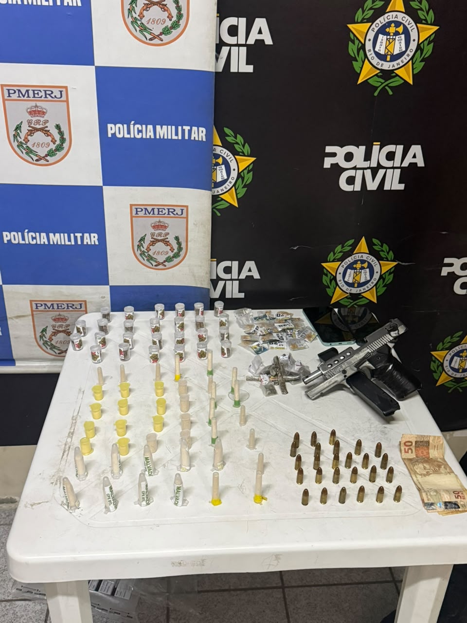Homem é preso e três adolescentes são apreendidos em operação contra o tráfico em Barra Mansa