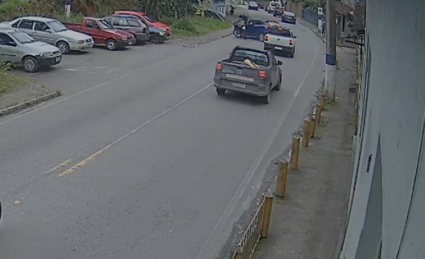 Câmera registra colisão entre moto e carro na RJ-127, em Mendes