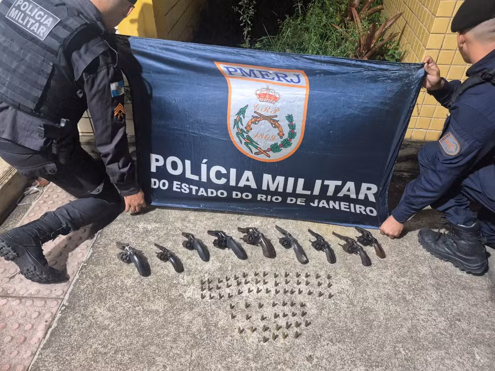 Homem é preso com nove revólveres e 68 munições em ônibus na BR-116, em Sapucaia