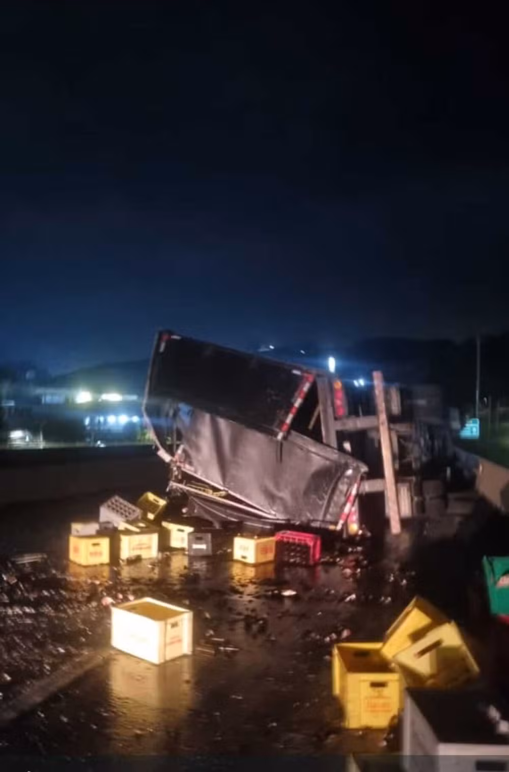 Carreta carregada com cerveja tomba e causa interdição na Via Dutra, em Barra Mansa