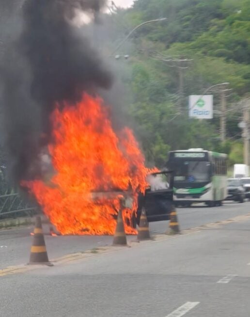 Carro pega fogo na Rodovia dos Metalúrgicos e causa congestionamento em Volta Redonda