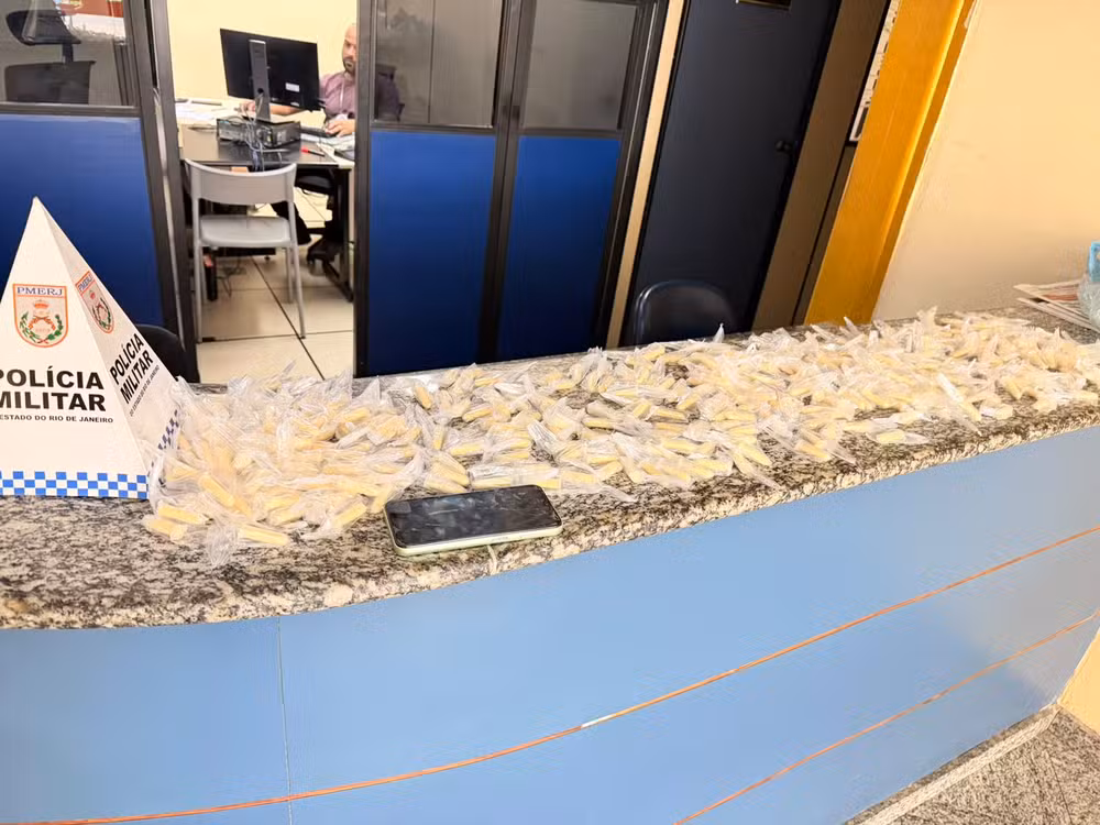 Homem é preso com 373 pinos de cocaína e suspeito de tentar subornar policiais em Porto Real