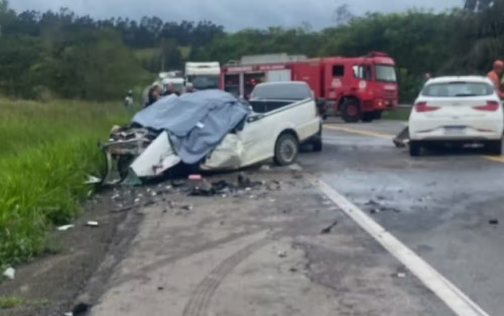 Grave acidente deixa dois mortos e uma mulher ferida na BR-393, em Barra do Piraí