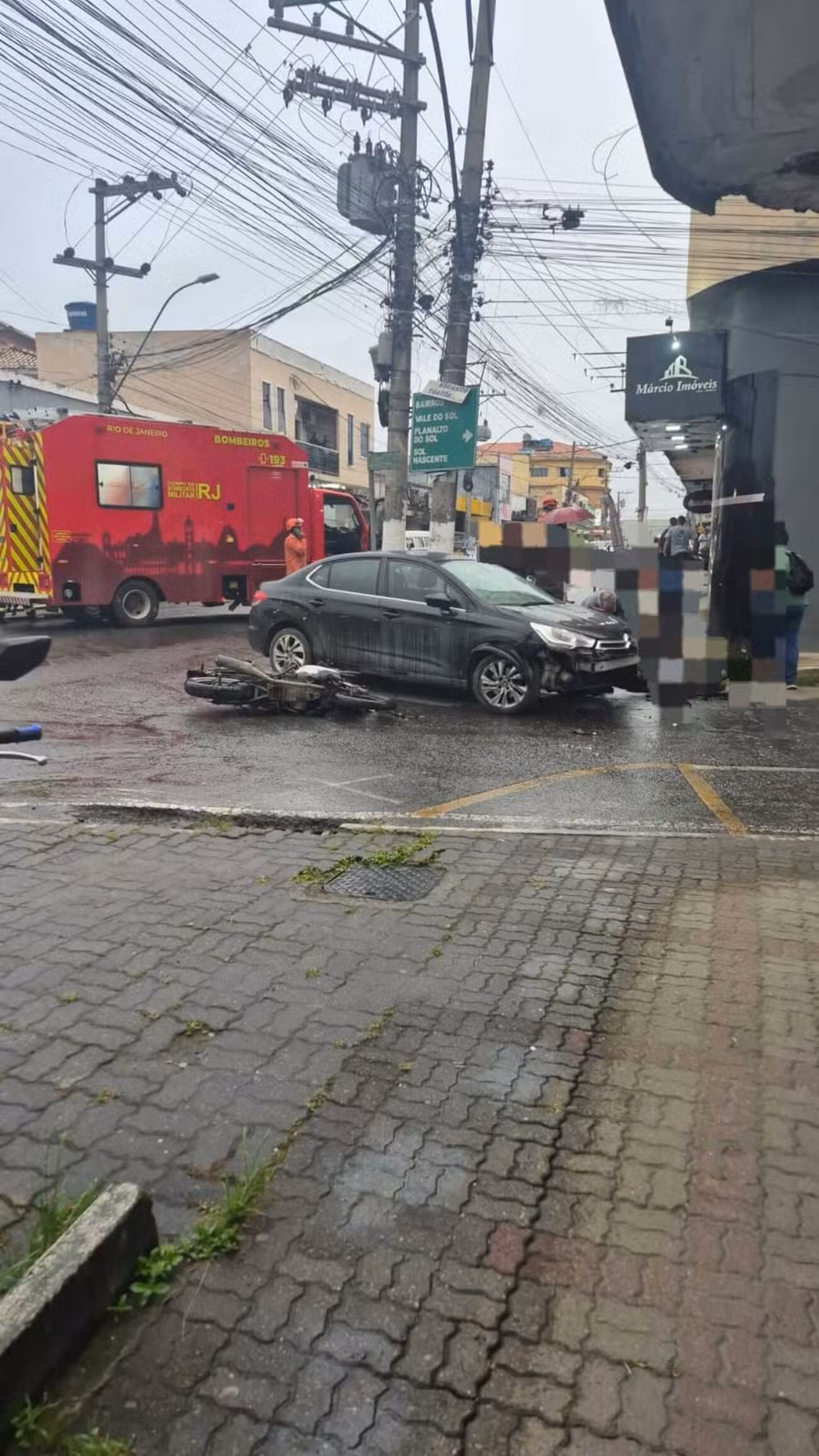 Jovem de 19 anos fica ferido em acidente entre carro e moto em Pinheiral