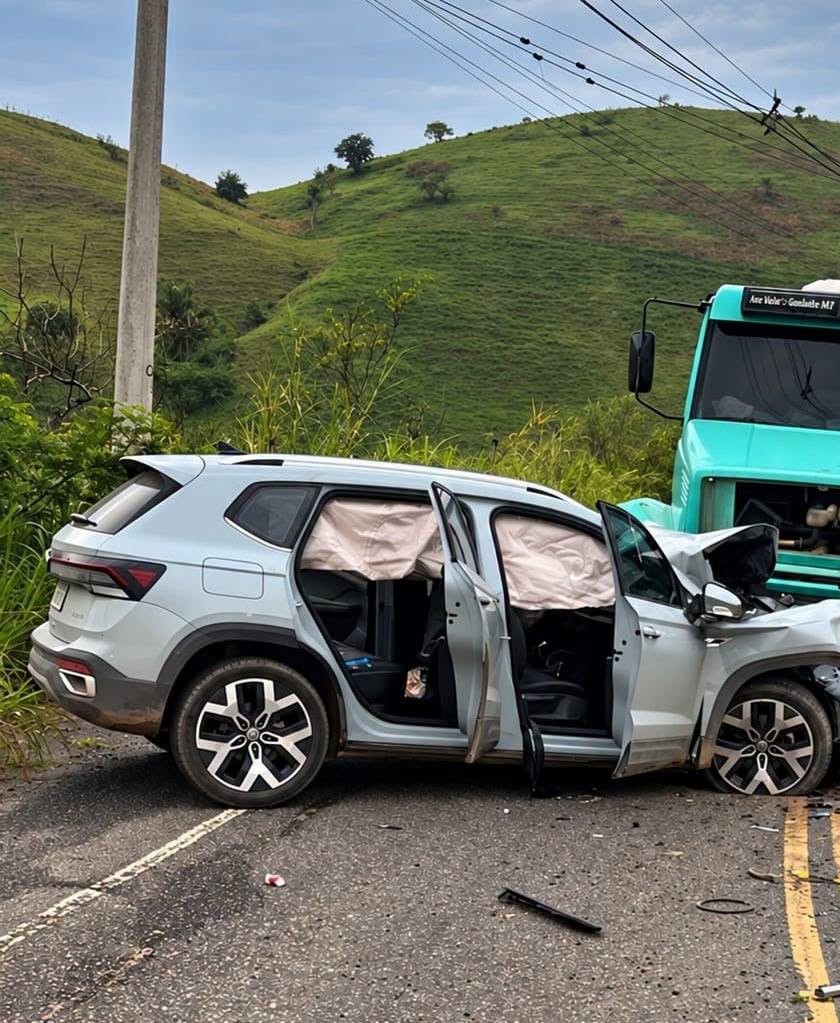 Colisão entre carro e caminhão deixa homem gravemente ferido em Valença