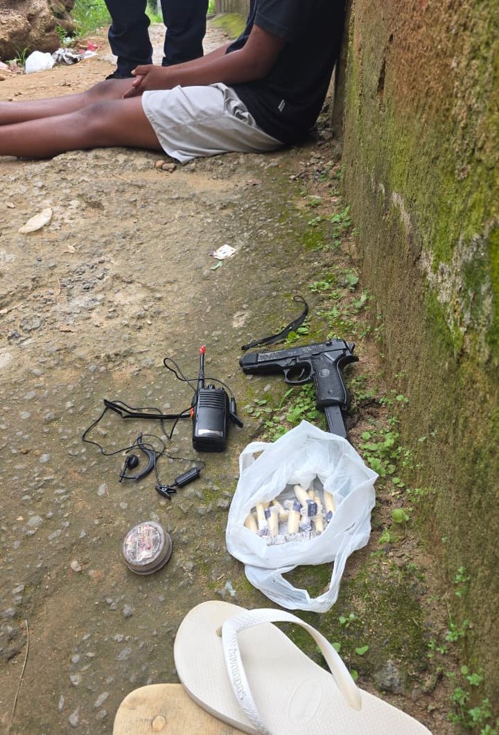 Adolescente é apreendido com cocaína, maconha e simulacro de pistola em Barra Mansa