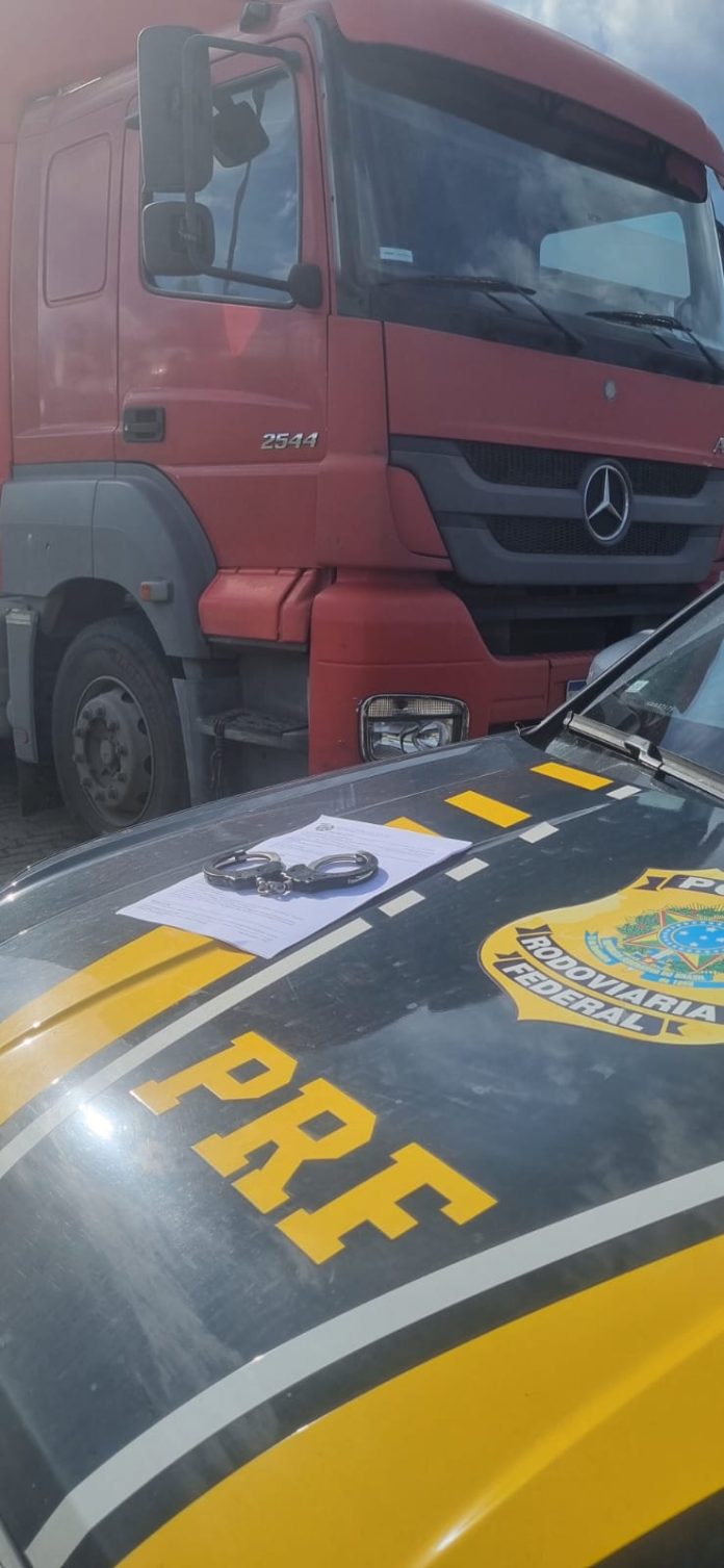 Caminhoneiro é preso na Via Dutra, em Resende, por dívida de pensão alimentícia