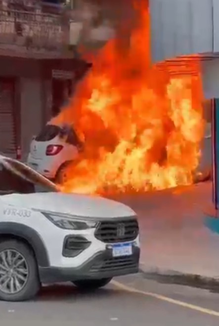 Carro pega fogo no Centro de Barra Mansa