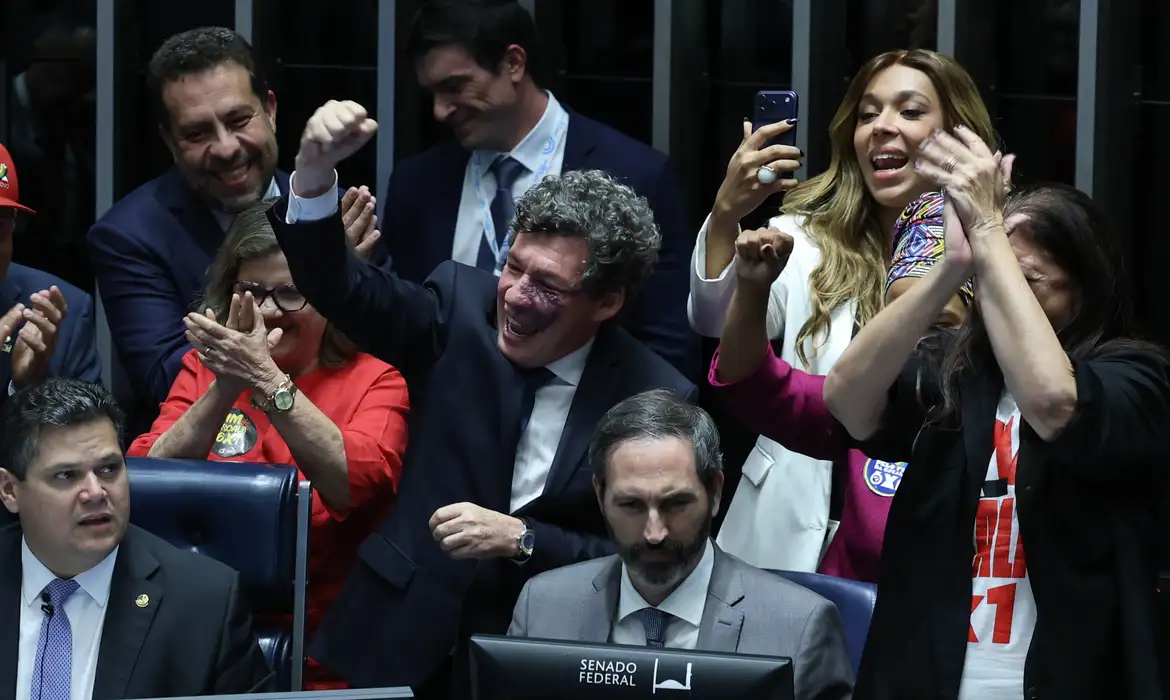 Senado aprova fim da escala 6×1 e redução da jornada de trabalho