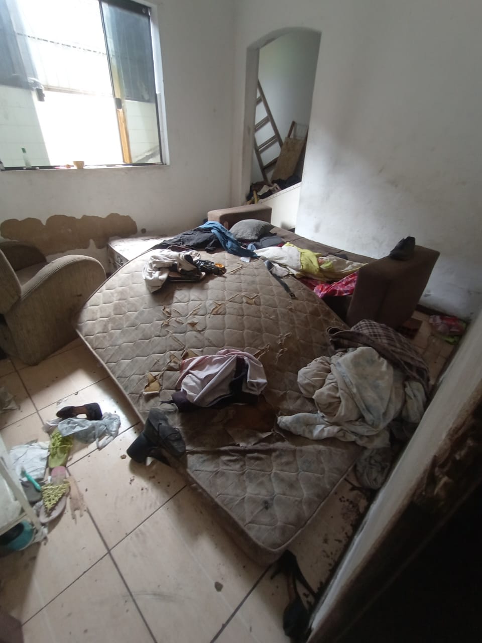 Guarda Municipal resgata idoso de 79 anos de casa em condições insalubres em Volta Redonda