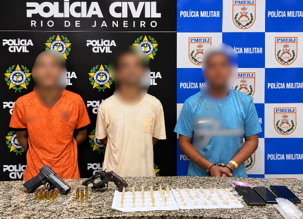Operação prende três homens e apreende armas e drogas no bairro Roselândia, em Barra Mansa