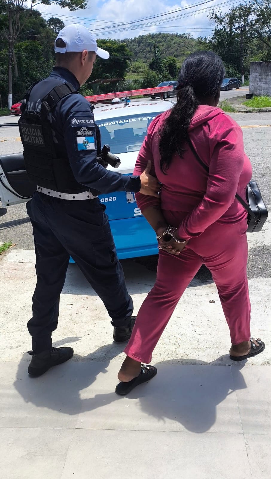 Mulher é presa com cocaína, haxixe e crack em Piraí