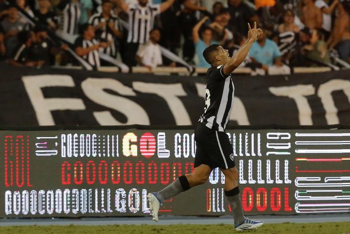 Botafogo vira jogo e entra no G4 do Brasileirão