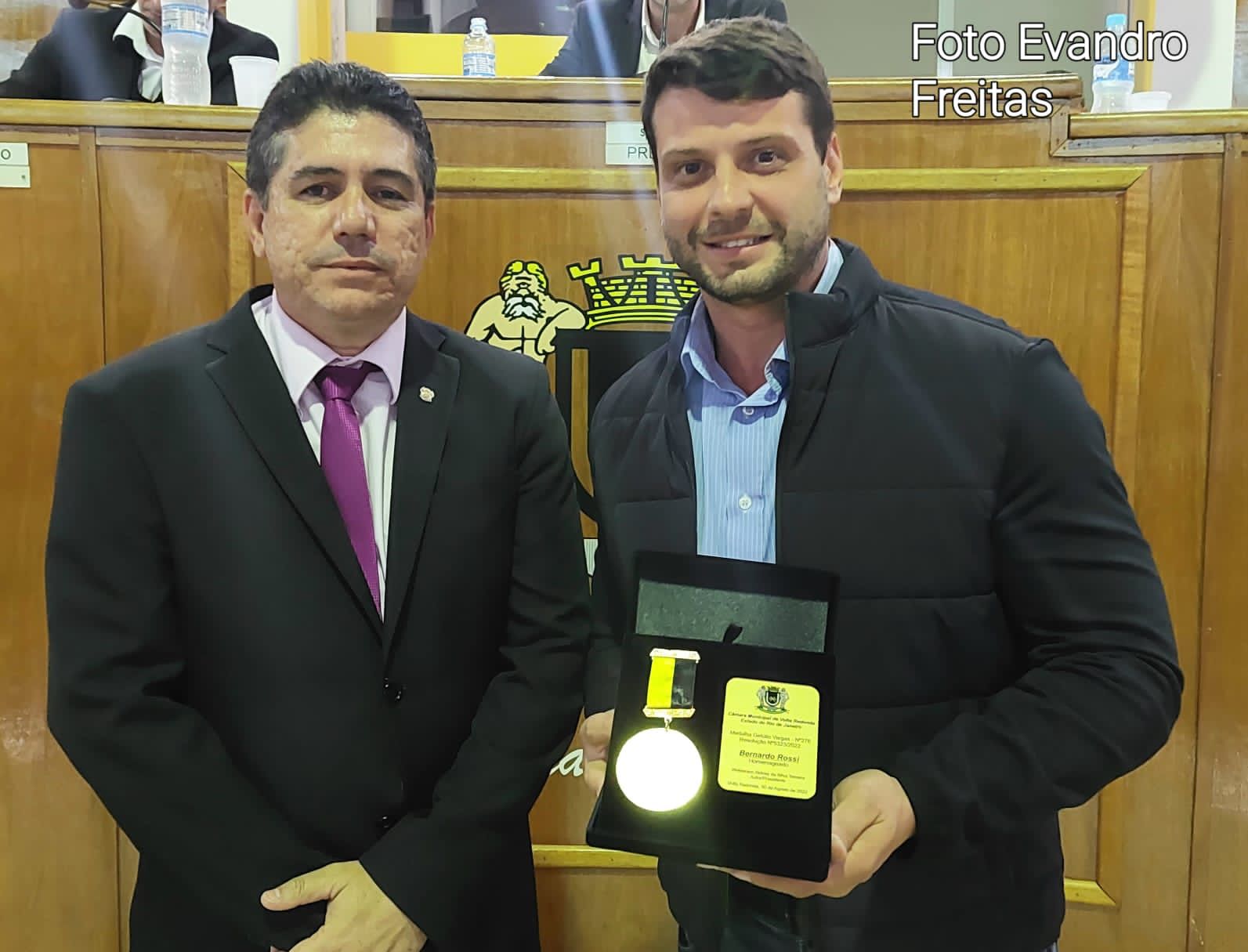 Ex-prefeito de Petrópolis recebe homenagem na Câmara de Volta Redonda