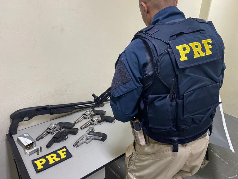 PRF apreende armas de fogo, carregador e munições em Resende