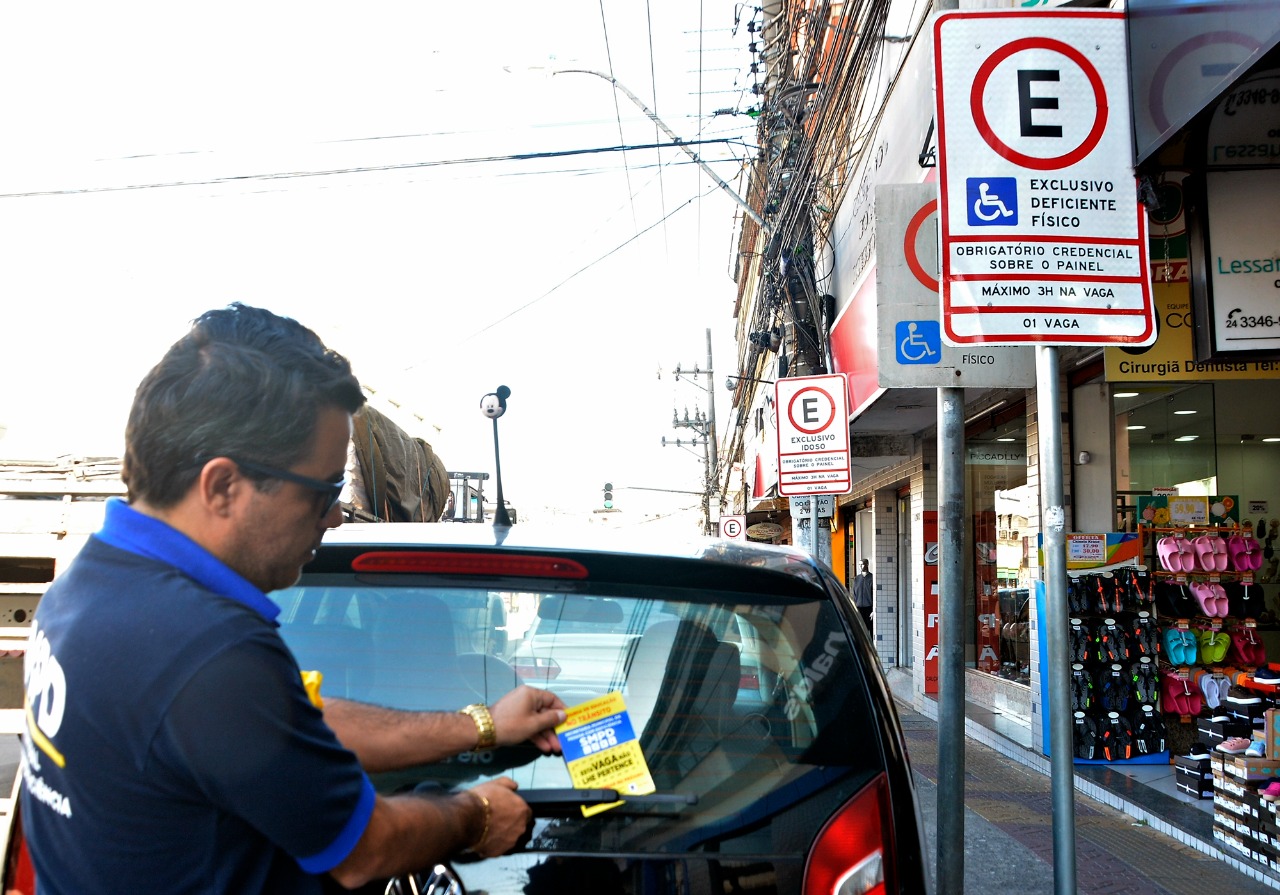 Campanha alerta para uso adequado de vagas de estacionamento para idosos e deficientes