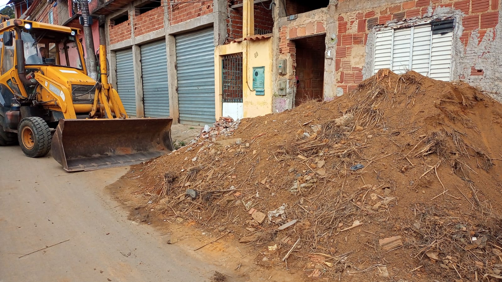 Mais de sete toneladas de entulho são retiradas das ruas de Volta Redonda