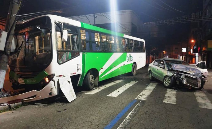 VR: Ônibus atinge poste em  acidente no Aterrado