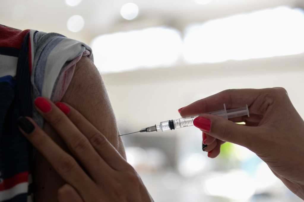 Barra Mansa segue com vacinação contra Influenza e Covid-19 nesta quarta-feira
