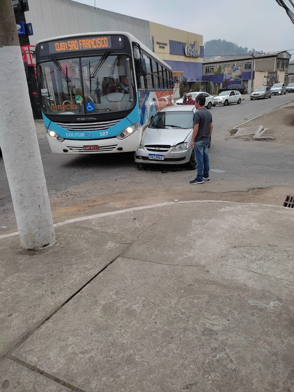 Acidente entre carro e ônibus interrompe trânsito no Ano Bom, em Barra Mansa