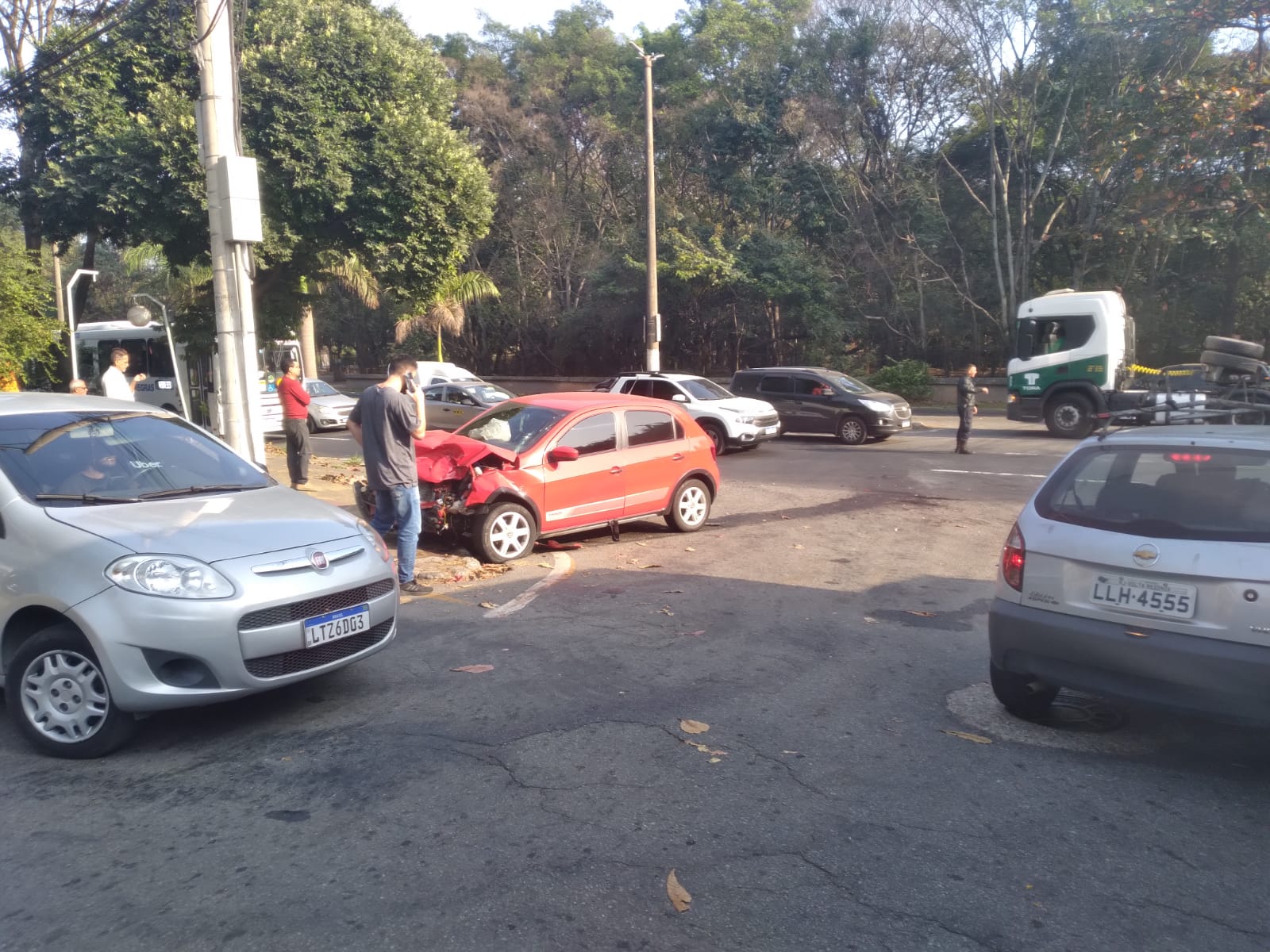 Acidente envolvendo cinco carros deixa trânsito lento na Sérgio Braga, no Conforto