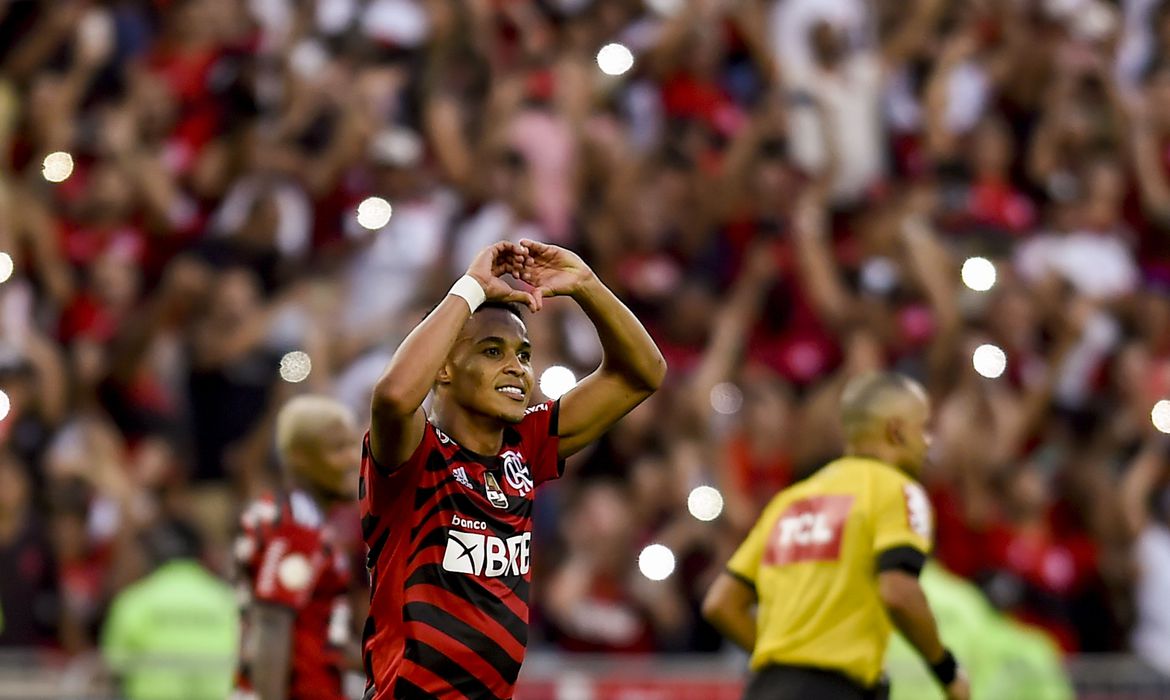 Com time reserva, Flamengo atropela Athletico no Maracanã