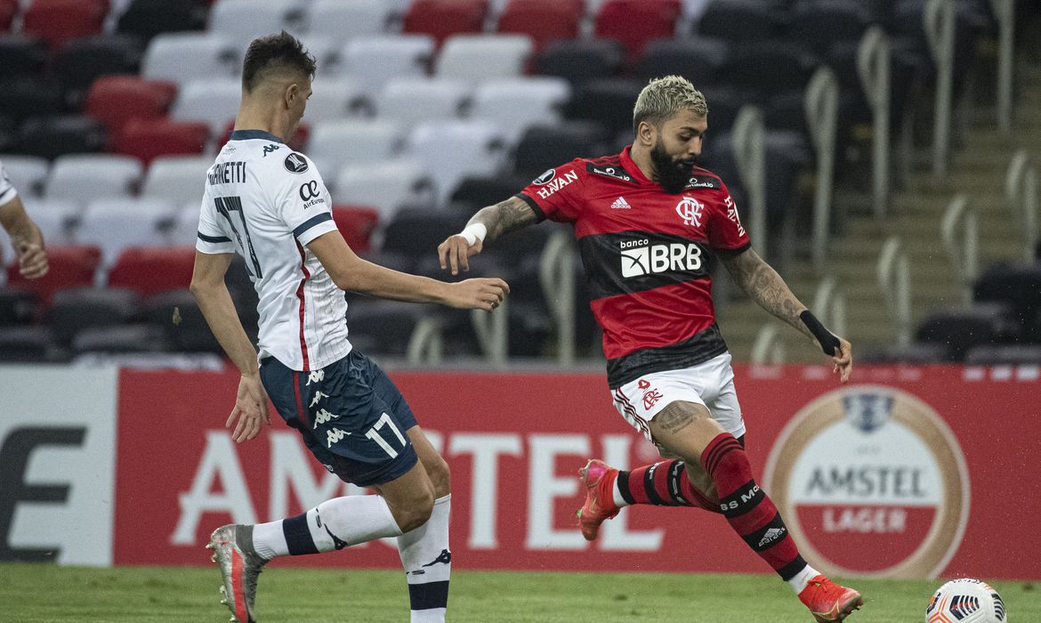 Técnico Vítor Pereira retorna ao Brasil para comandar o Flamengo