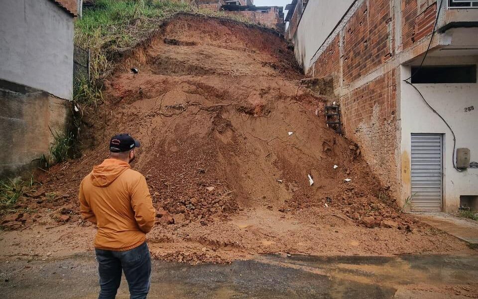 Meio Ambiente e Defesa Civil vistoriam corte de talude irregular na Vista Alegre