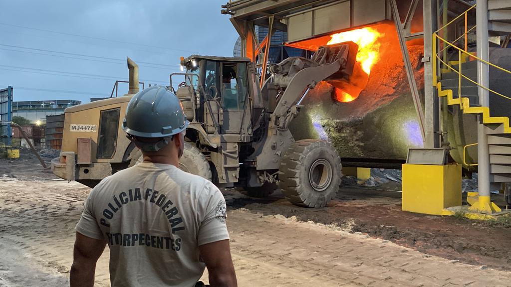 PF realiza incineração de 6 toneladas de drogas na CSN, em Volta Redonda