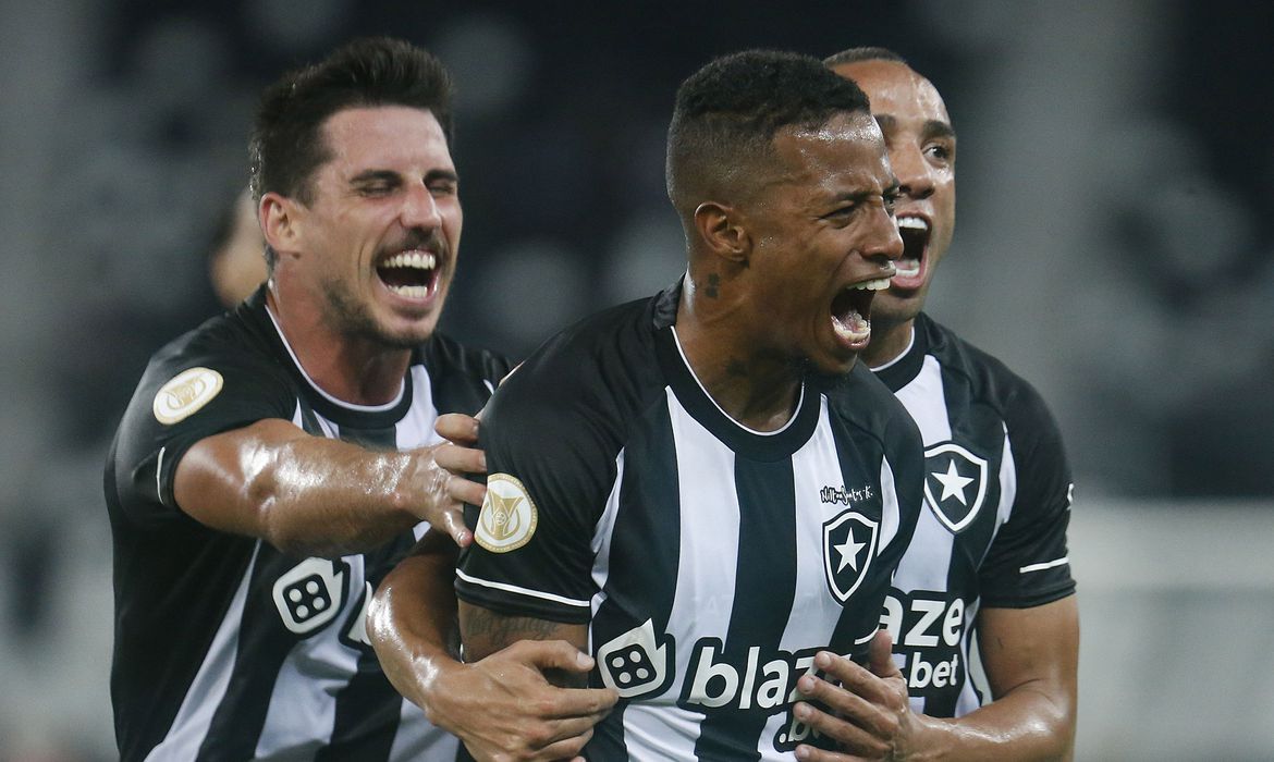 Botafogo vence Bragantino e aumenta chances de vaga na Libertadores