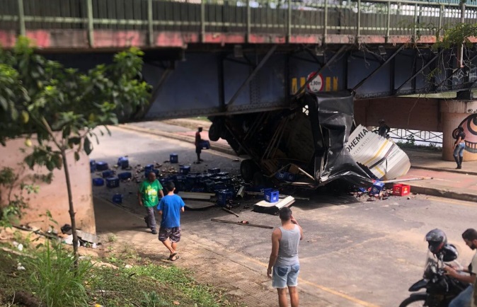 (Vídeo) Caminhão de cerveja bate em ponte em Volta Redonda
