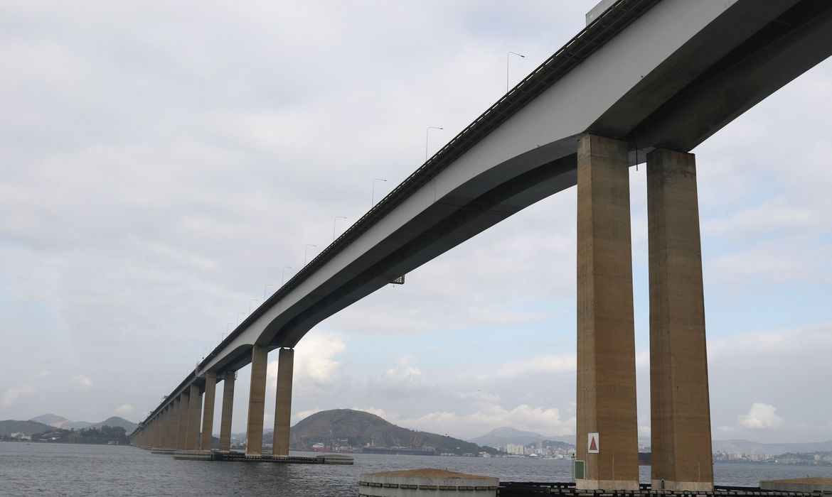 Após colisão de navio, ponte Rio-Niterói é totalmente liberada