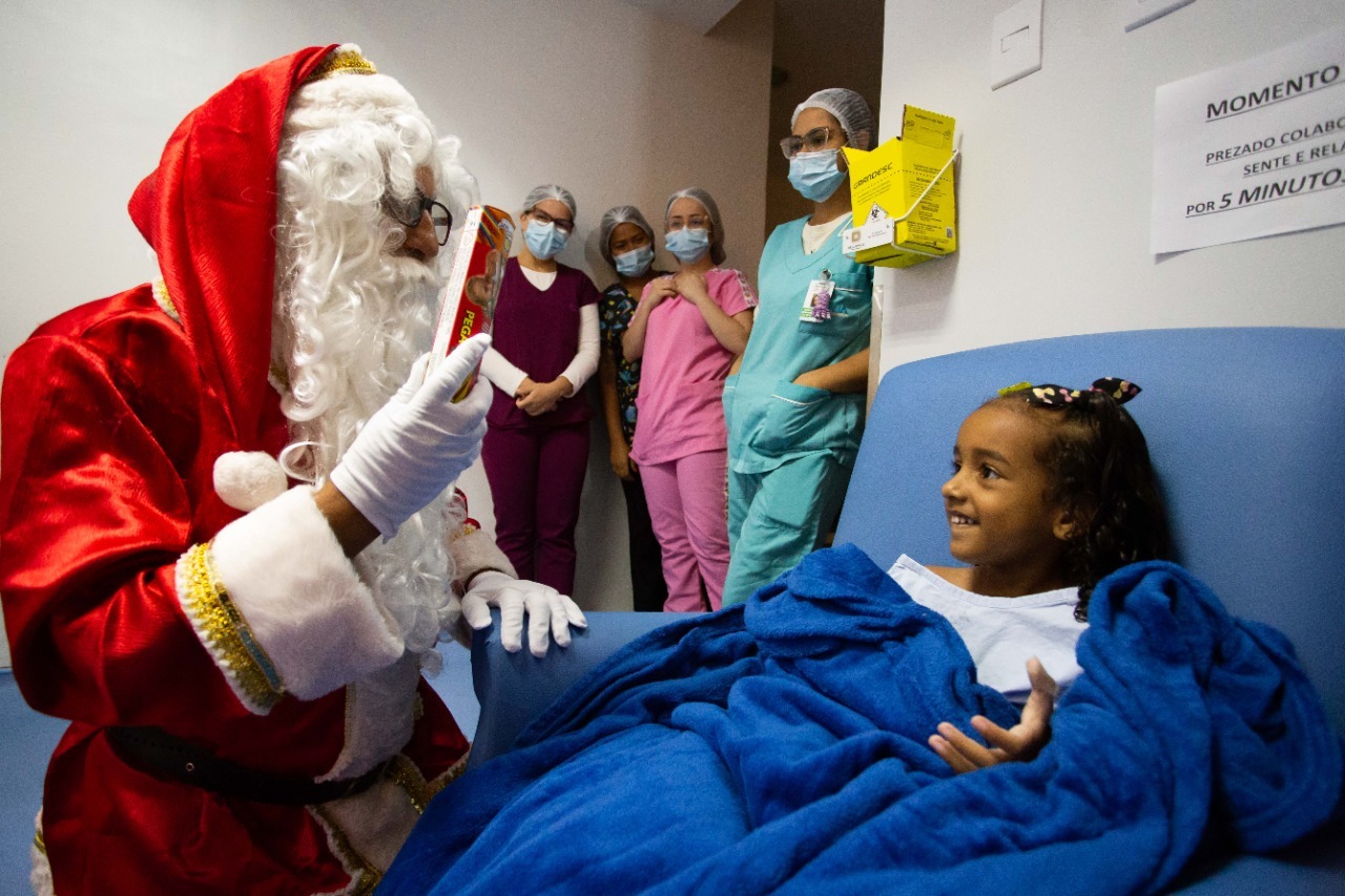 Papai Noel leva carinho e presentes a hospitais de Volta Redonda