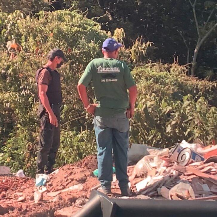 Guarda Ambiental de Barra Mansa flagra descarte de resíduos em área de preservação do Paraíba do Sul
