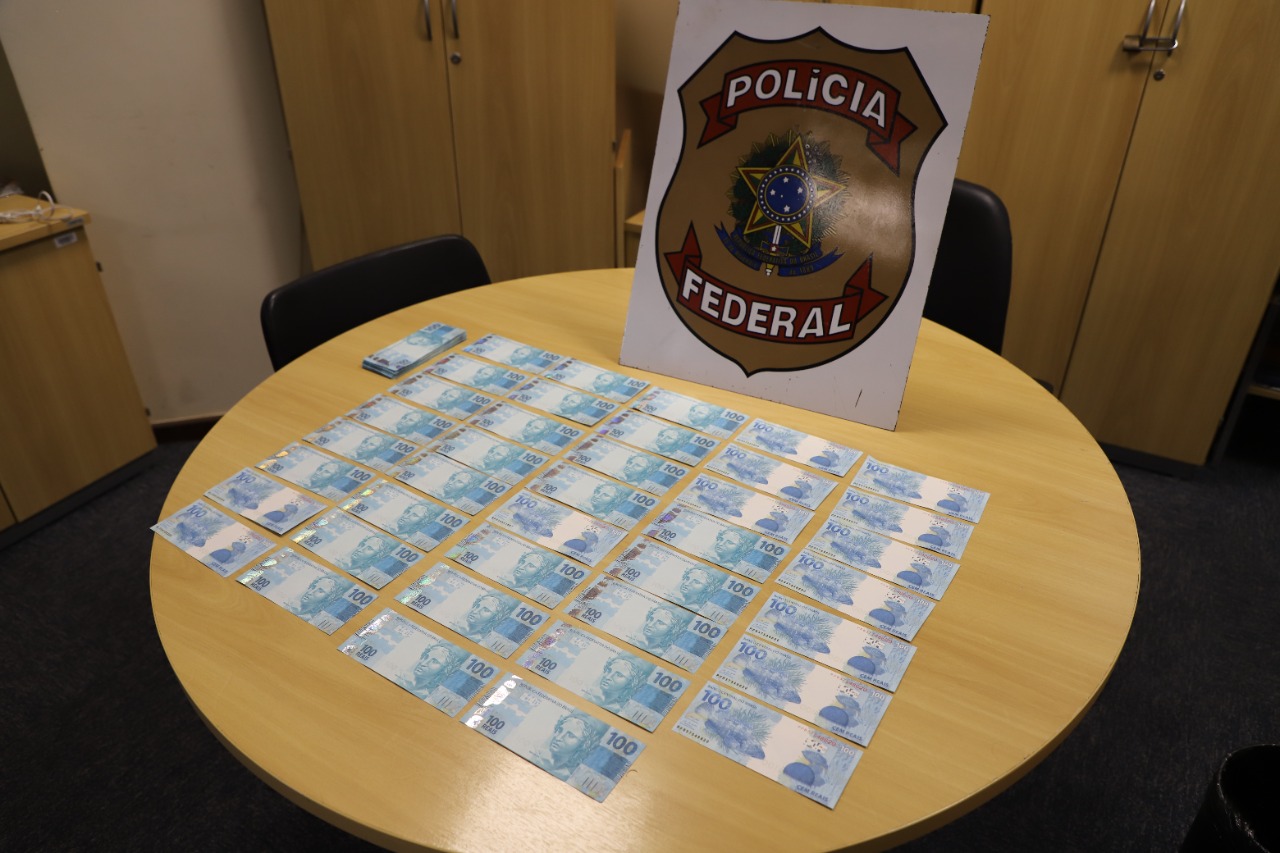 PF prende homem com R$ 1.200 em notas falsas em Angra dos Reis