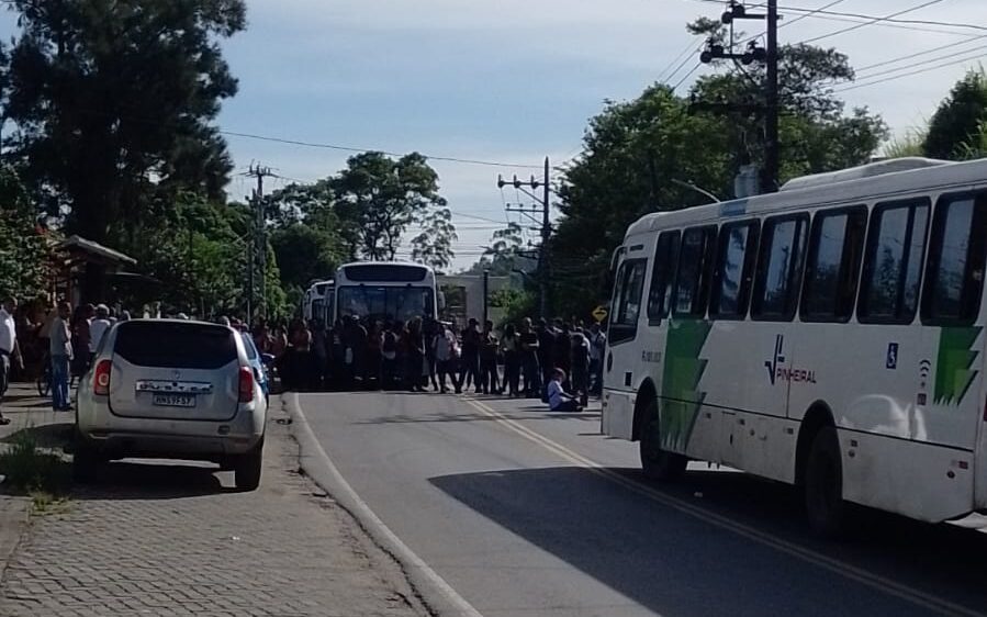 Transporte Público: manifestantes bloqueiam via que liga Pinheiral a Volta Redonda