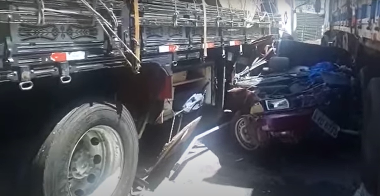 Vídeo: carro fica imprensado entre dois caminhões na Dutra