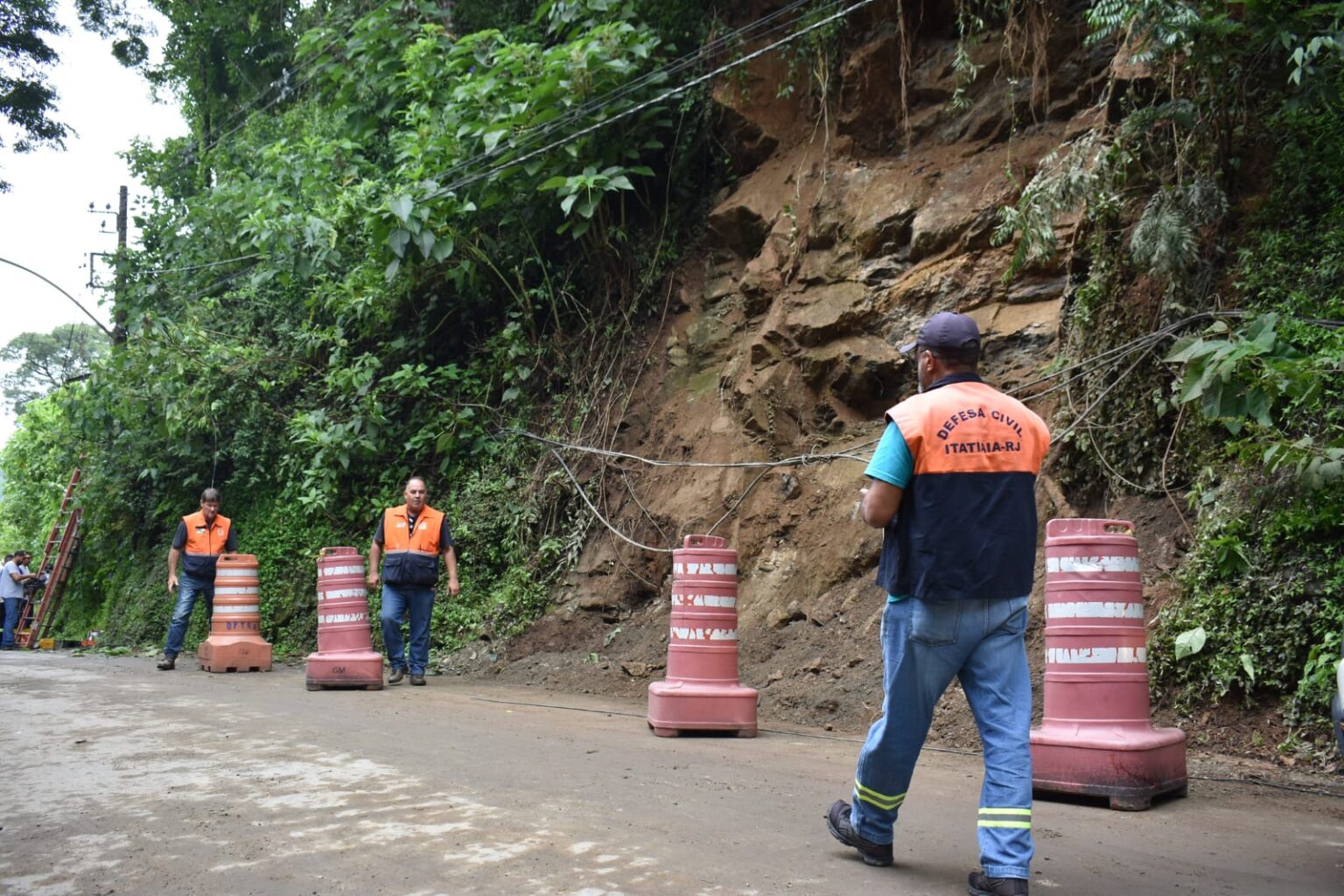 Trecho de estrada em Maromba passa por inspeção da Defesa Civil