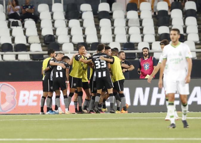 Botafogo vence o América-MG e dispara na liderança do Brasileirão