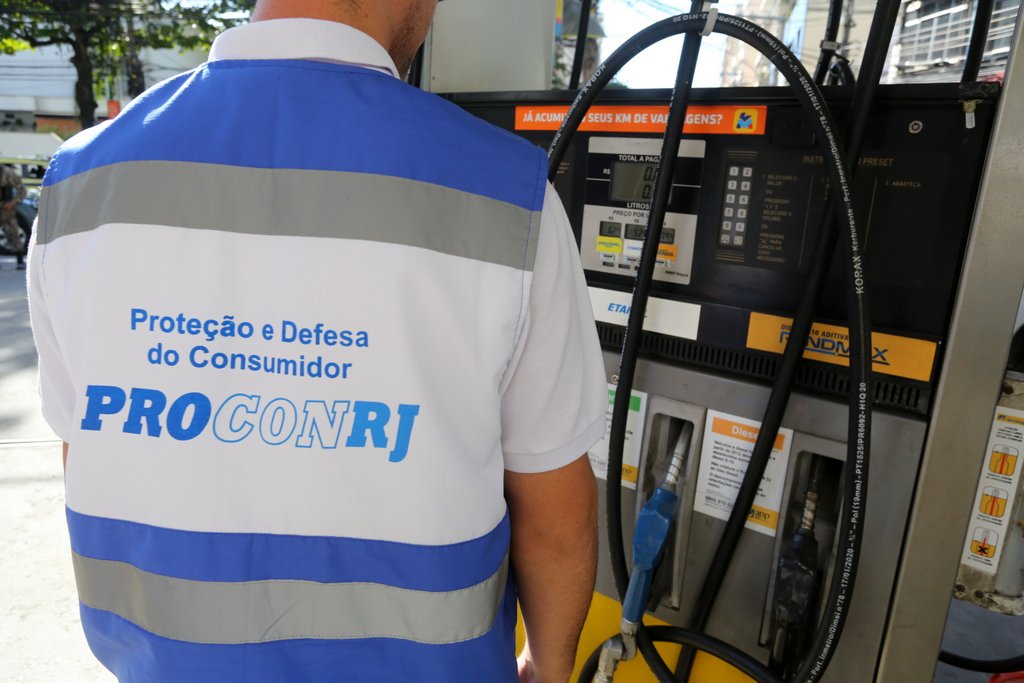 Procon-RJ fará operação em postos de gasolina para checar redução de preços