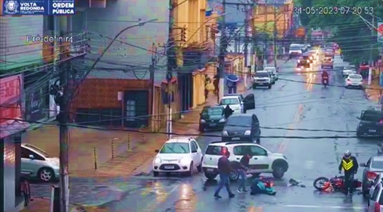 Motociclista e garupa são atingidos por carro em Volta Redonda