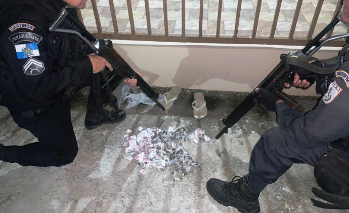 Polícia apreende drogas após criminosos destruírem postes de iluminação em Resende