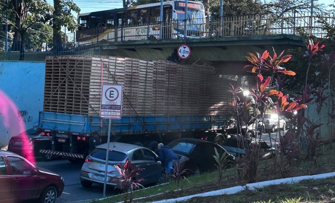Caminhão fica preso sob viaduto e causa transtornos no trânsito em Volta Redonda