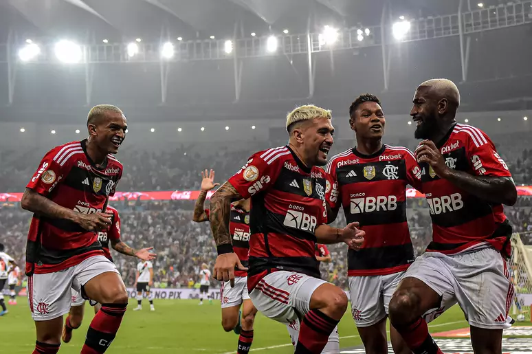 Flamengo goleia Vasco e sobe na tabela do Brasileirão