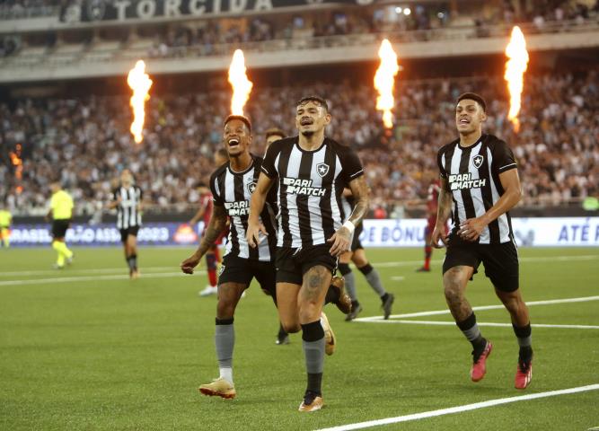 Brasileirão: Tiquinho decide e Botafogo segue líder isolado