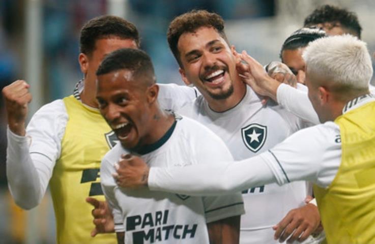 Botafogo bate Grêmio fora de casa e segue cada vez mais líder do Brasileirão