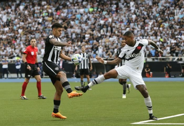 Botafogo vence mais um clássico e segue na ponta disparado